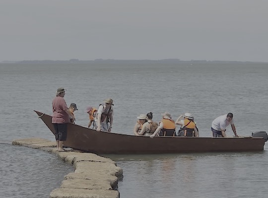 Navegación por el río Paraná en barcaza tradicional
